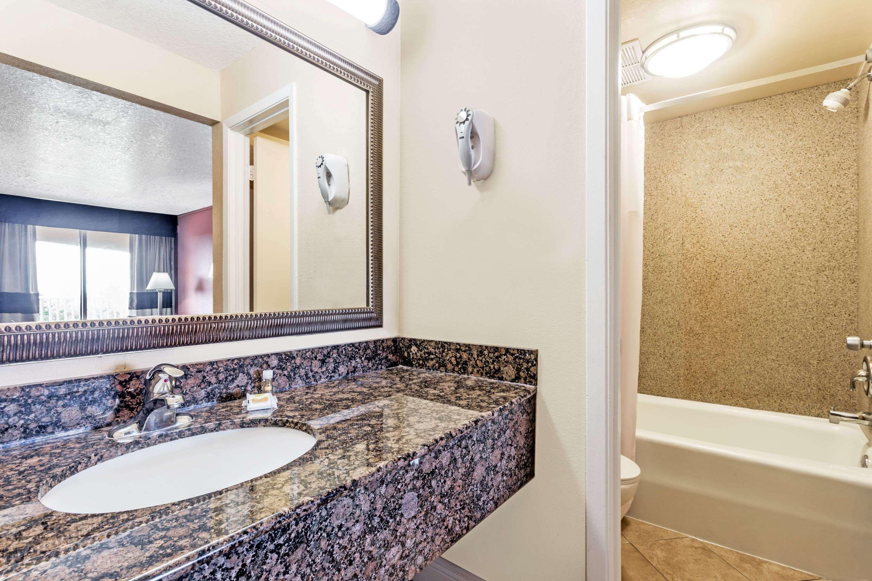 Days Inn By Wyndham Fort Lauderdale-Oakland Park Airport N Экстерьер фото